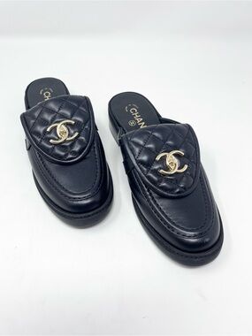 Chanel CC Turnlock Foldover Quilted Mule Slip On Black Leather Flat size 39 EU